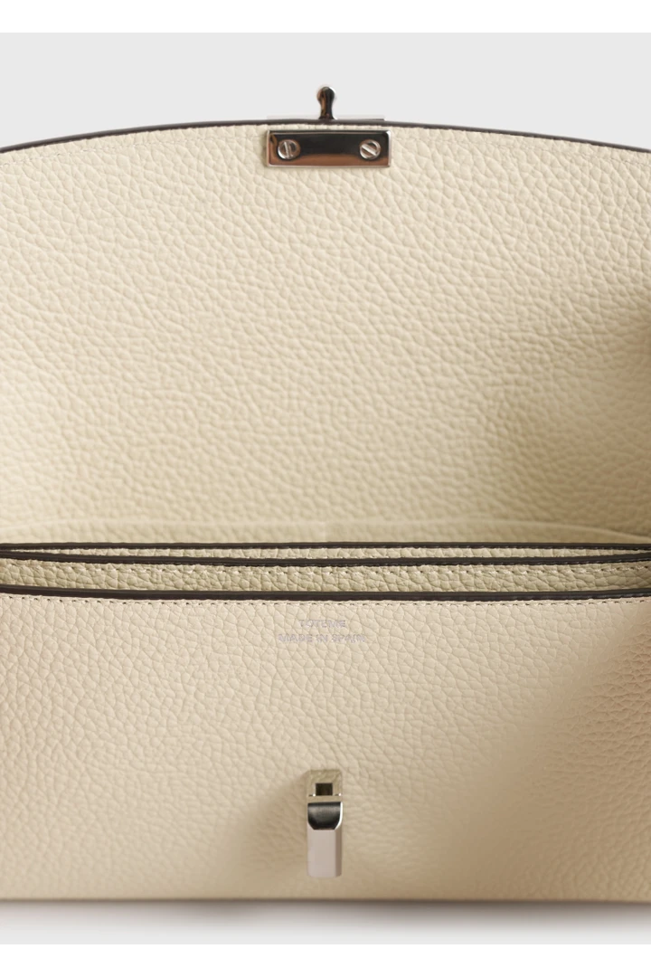 TOTEME 티-락 그레인 레더 월렛 밀크의 밀크컬러 5번쨰 이미지입니다.