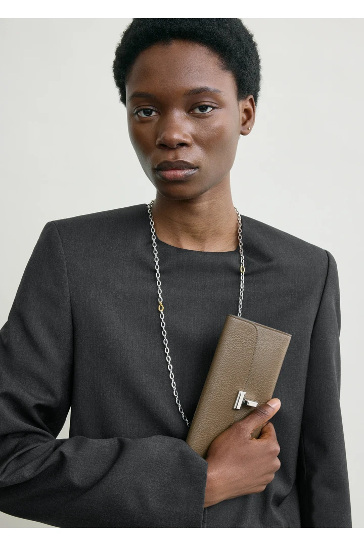 TOTEME 티-락 그레인 레더 월렛 다크 토프의 다크 토프컬러 1번쨰 이미지입니다.