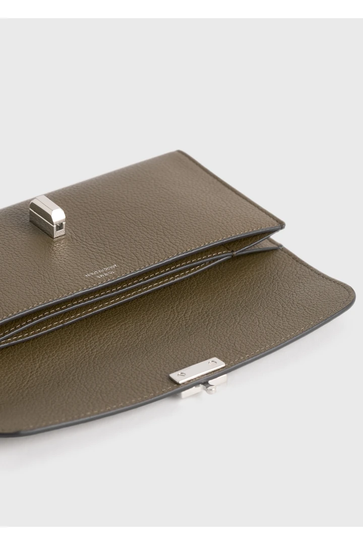 TOTEME 티-락 그레인 레더 월렛 다크 토프의 다크 토프컬러 4번쨰 이미지입니다.