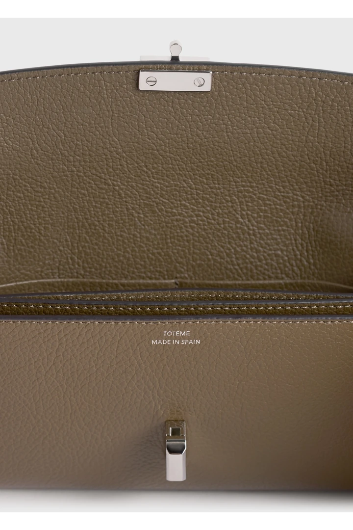 TOTEME 티-락 그레인 레더 월렛 다크 토프의 다크 토프컬러 5번쨰 이미지입니다.
