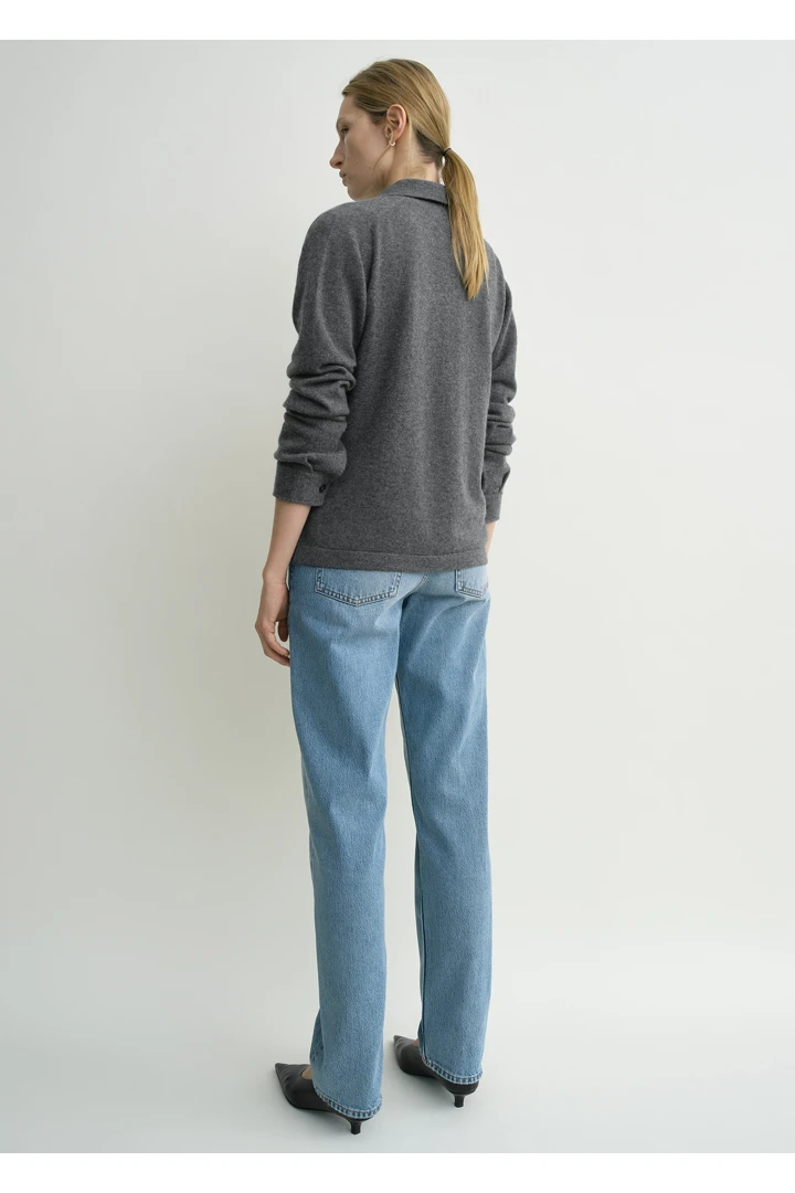 TOTEME 래글런 슬리브 캐시미어 가디건 다크 그레이 멜란지의 다크 그레이 멜란지컬러 2번쨰 이미지입니다.