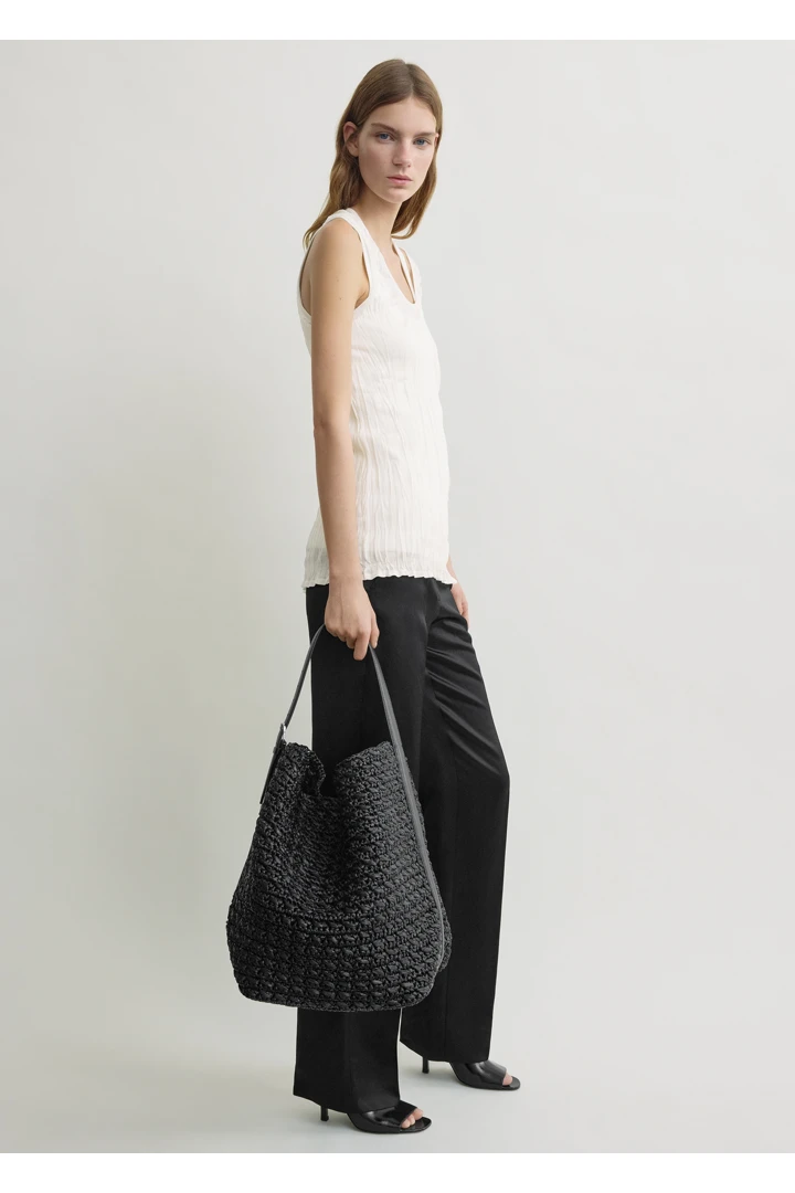 TOTEME 벨티드 페이퍼 토트백 블랙의 블랙컬러 1번쨰 이미지입니다.