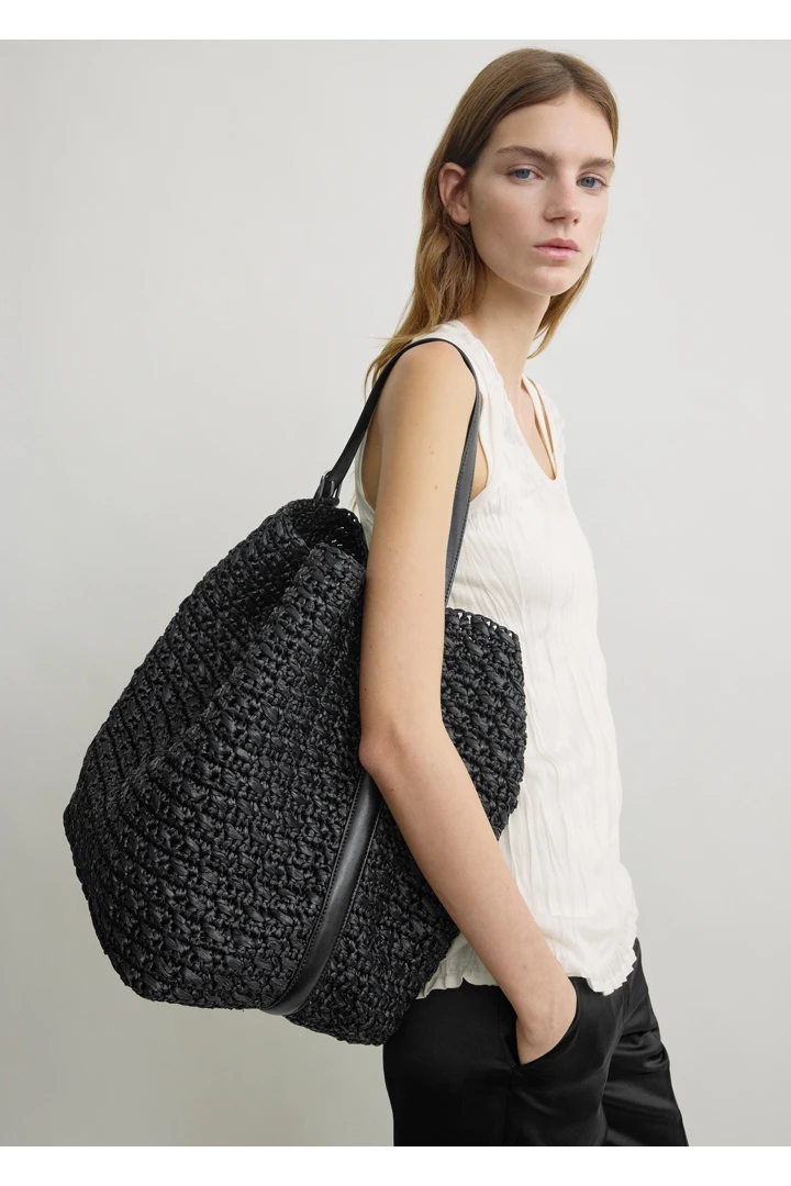 TOTEME 벨티드 페이퍼 토트백 블랙의 블랙컬러 2번쨰 이미지입니다.