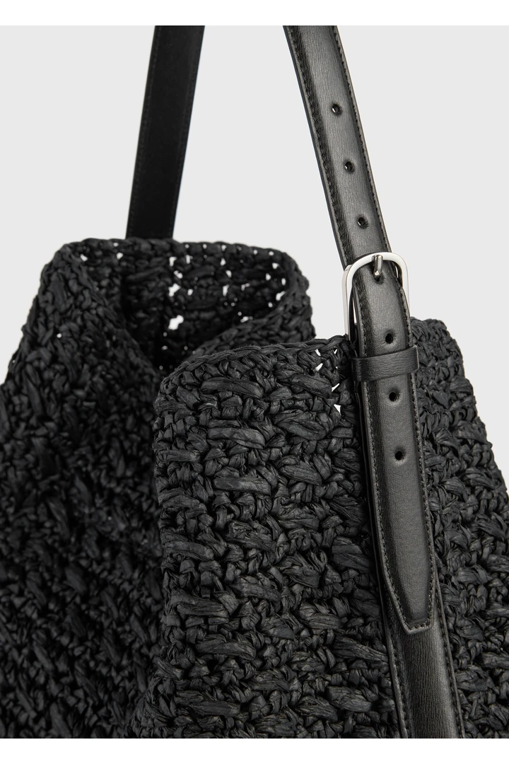 TOTEME 벨티드 페이퍼 토트백 블랙의 블랙컬러 3번쨰 이미지입니다.