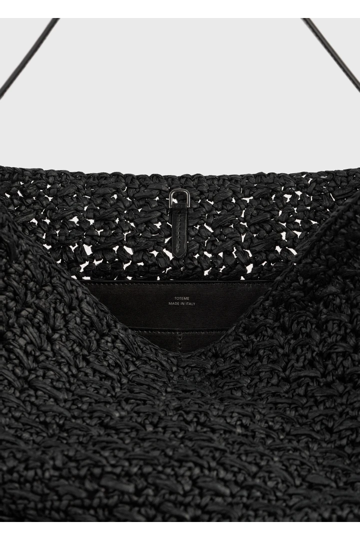 TOTEME 벨티드 페이퍼 토트백 블랙의 블랙컬러 4번쨰 이미지입니다.