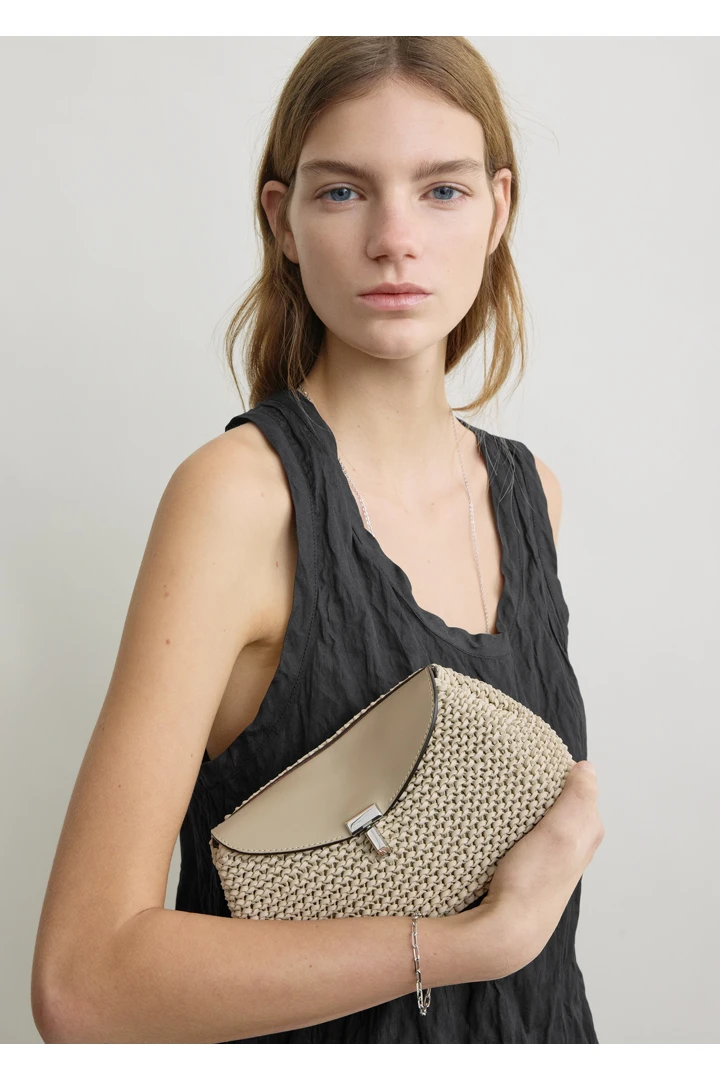 TOTEME 미니 티-락 우븐 레더 클러치 폰의 폰컬러 2번쨰 이미지입니다.