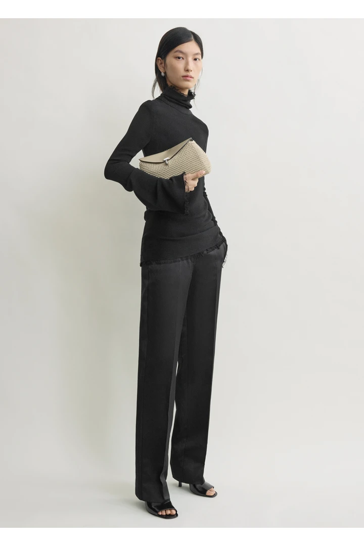 TOTEME 티-락 우븐 레더 클러치 폰의 폰컬러 1번쨰 이미지입니다.