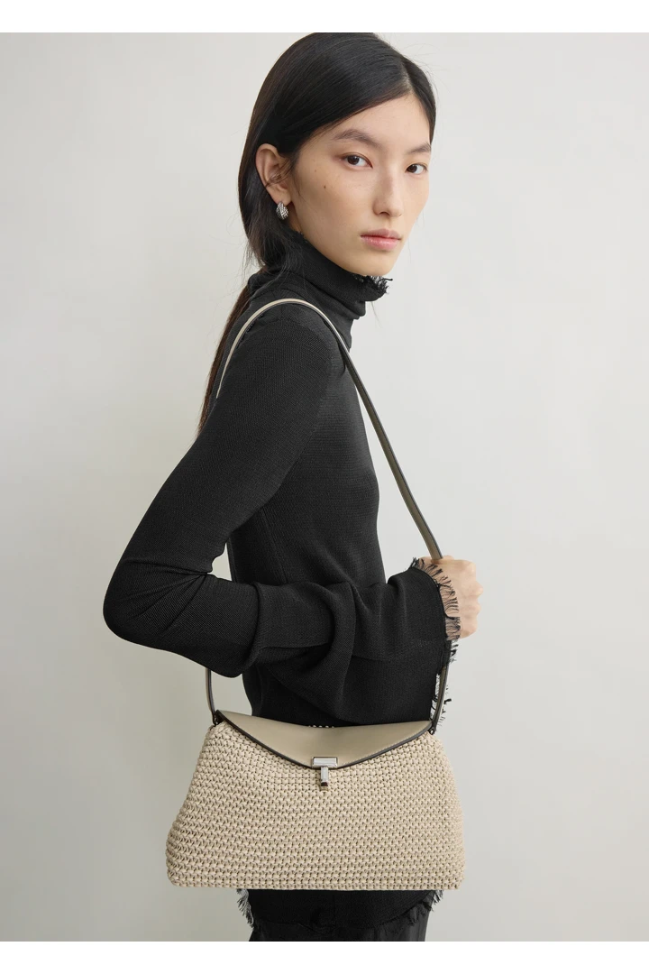 TOTEME 티-락 우븐 레더 클러치 폰의 폰컬러 2번쨰 이미지입니다.