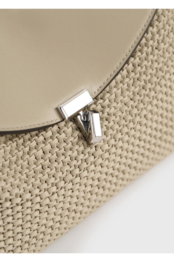 TOTEME 티-락 우븐 레더 클러치 폰의 폰컬러 3번쨰 이미지입니다.