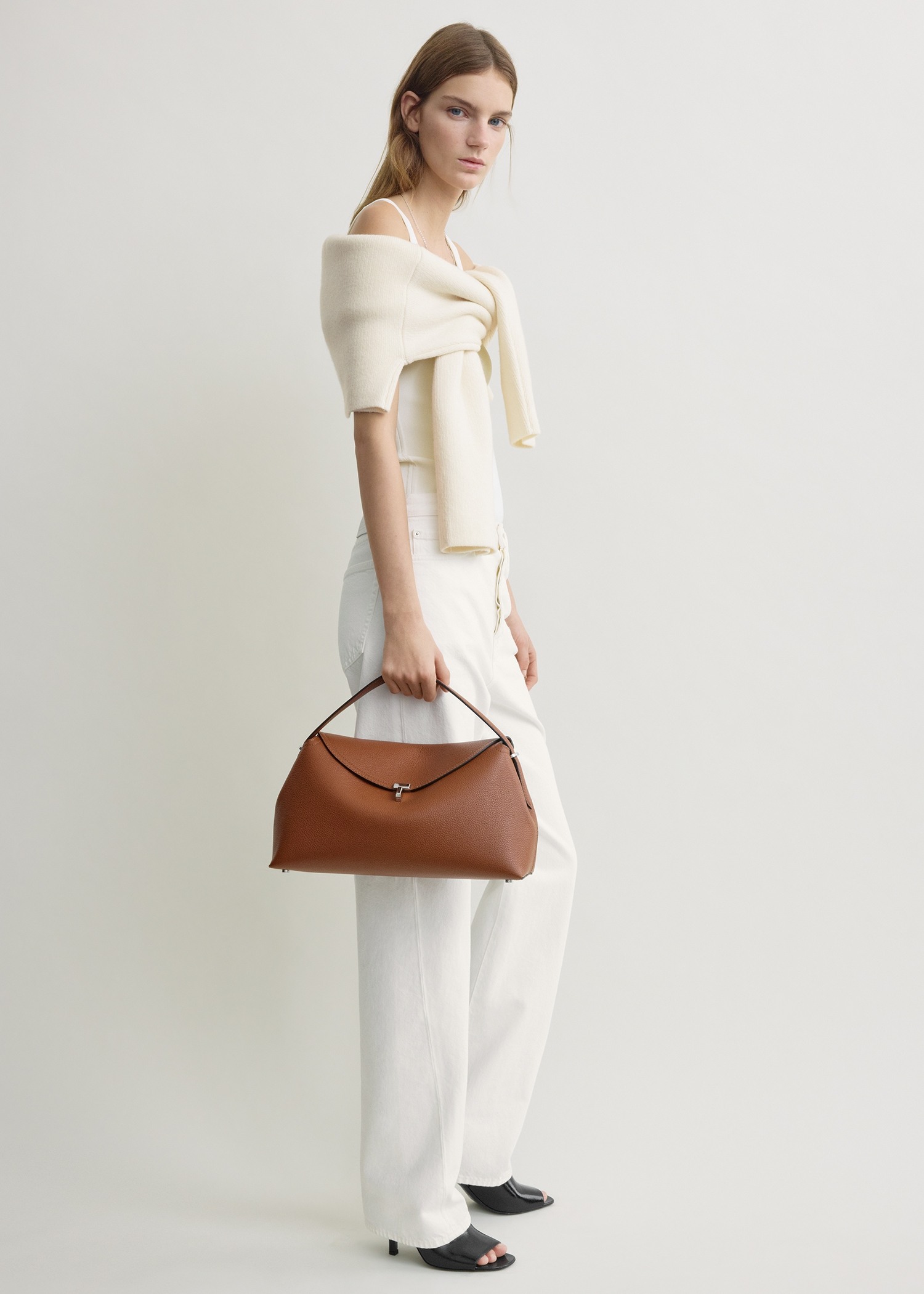 TOTEME 티-락 그레인드 레더 탑 핸들 시에나의 시에나컬러 1번쨰 이미지입니다.