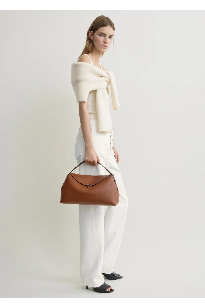 TOTEME 티-락 그레인드 레더 탑 핸들 시에나의 시에나컬러 1번쨰 이미지입니다.