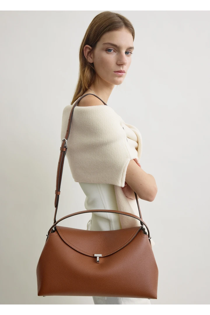 TOTEME 티-락 그레인드 레더 탑 핸들 시에나의 시에나컬러 2번쨰 이미지입니다.