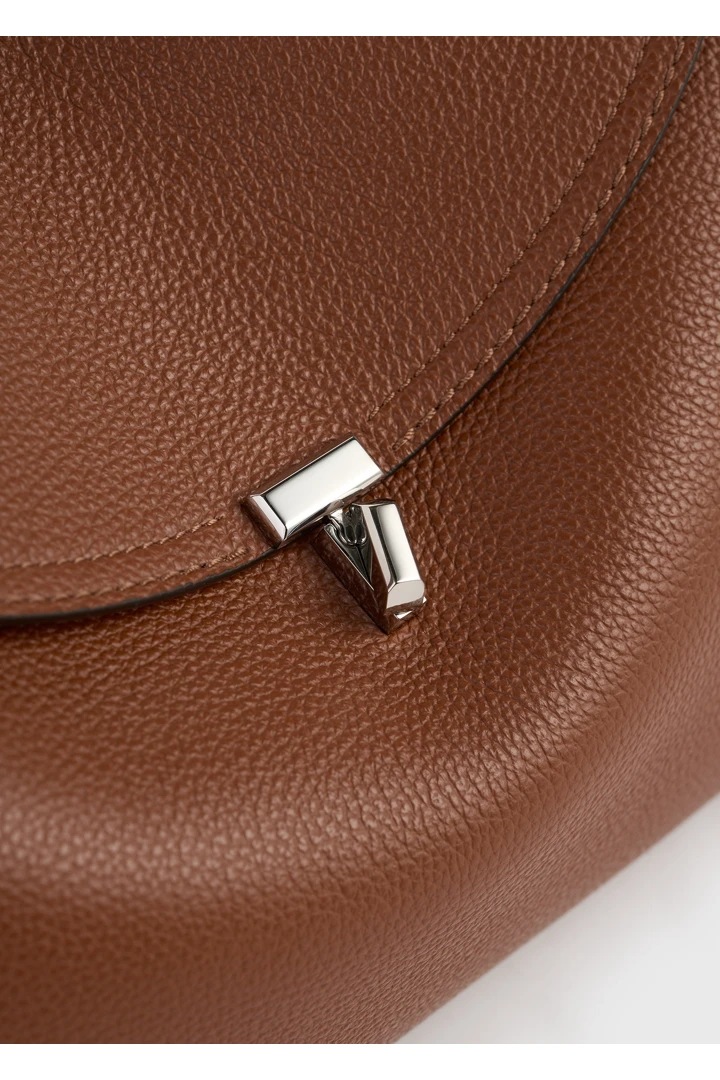 TOTEME 티-락 그레인드 레더 탑 핸들 시에나의 시에나컬러 3번쨰 이미지입니다.