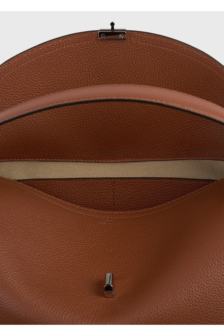 TOTEME 티-락 그레인드 레더 탑 핸들 시에나의 시에나컬러 4번쨰 이미지입니다.