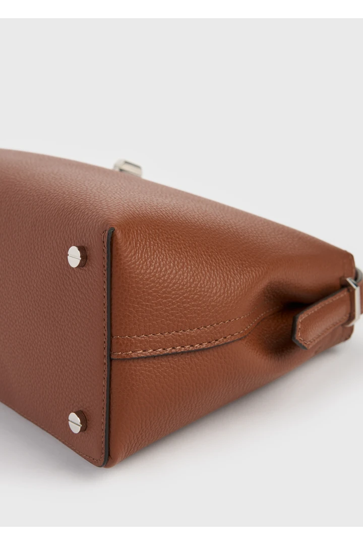 TOTEME 티-락 그레인드 레더 탑 핸들 시에나의 시에나컬러 5번쨰 이미지입니다.