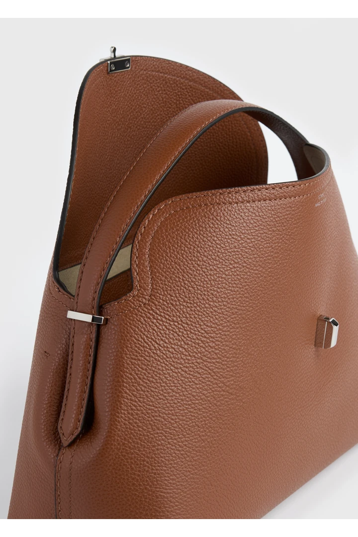 TOTEME 티-락 그레인드 레더 탑 핸들 시에나의 시에나컬러 6번쨰 이미지입니다.