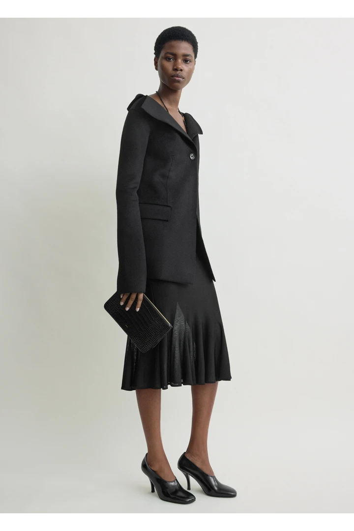 TOTEME 쓰리폴드 크로커 엠보스드 클러치 블랙의 블랙컬러 1번쨰 이미지입니다.