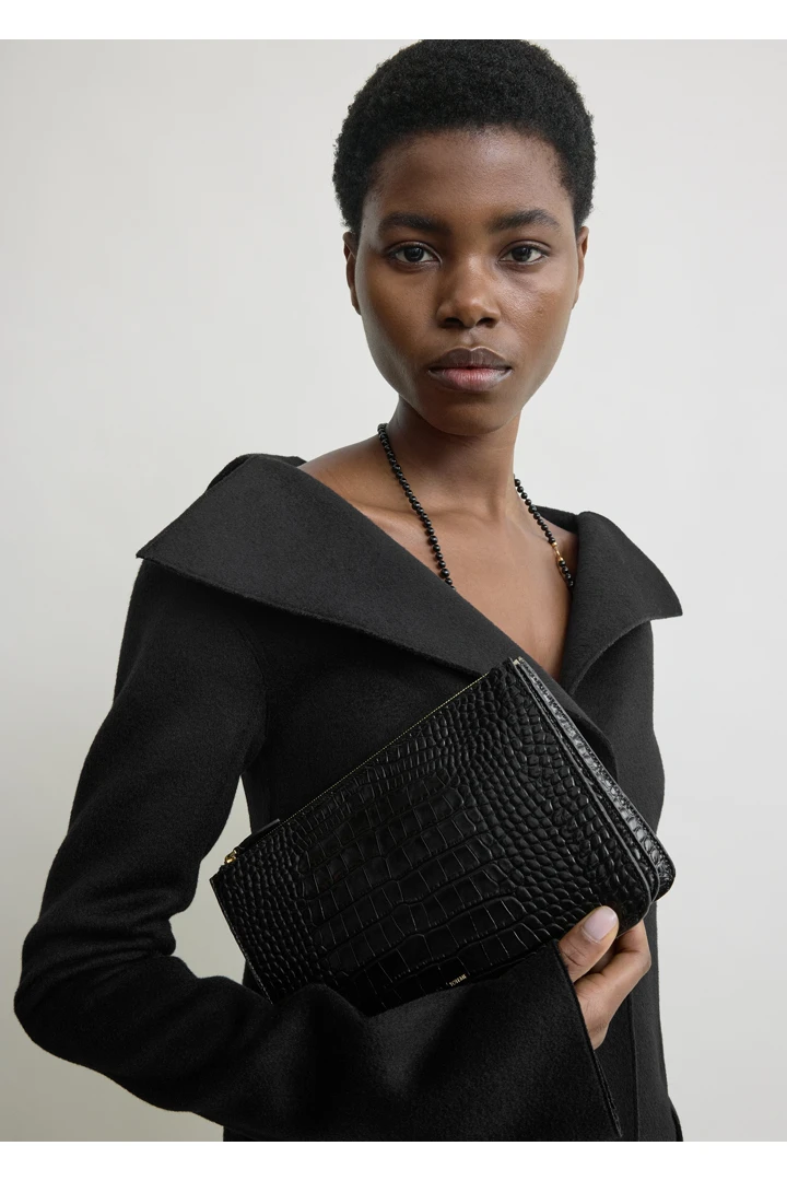 TOTEME 쓰리폴드 크로커 엠보스드 클러치 블랙의 블랙컬러 2번쨰 이미지입니다.