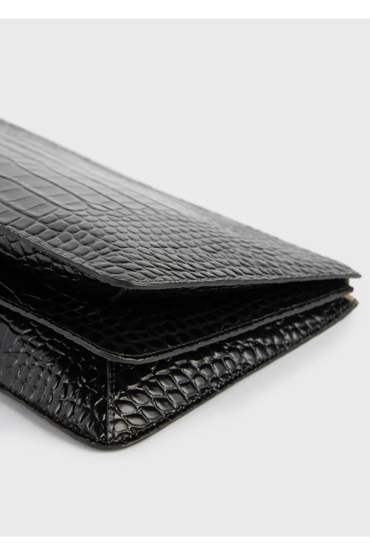 TOTEME 쓰리폴드 크로커 엠보스드 클러치 블랙의 블랙컬러 3번쨰 이미지입니다.