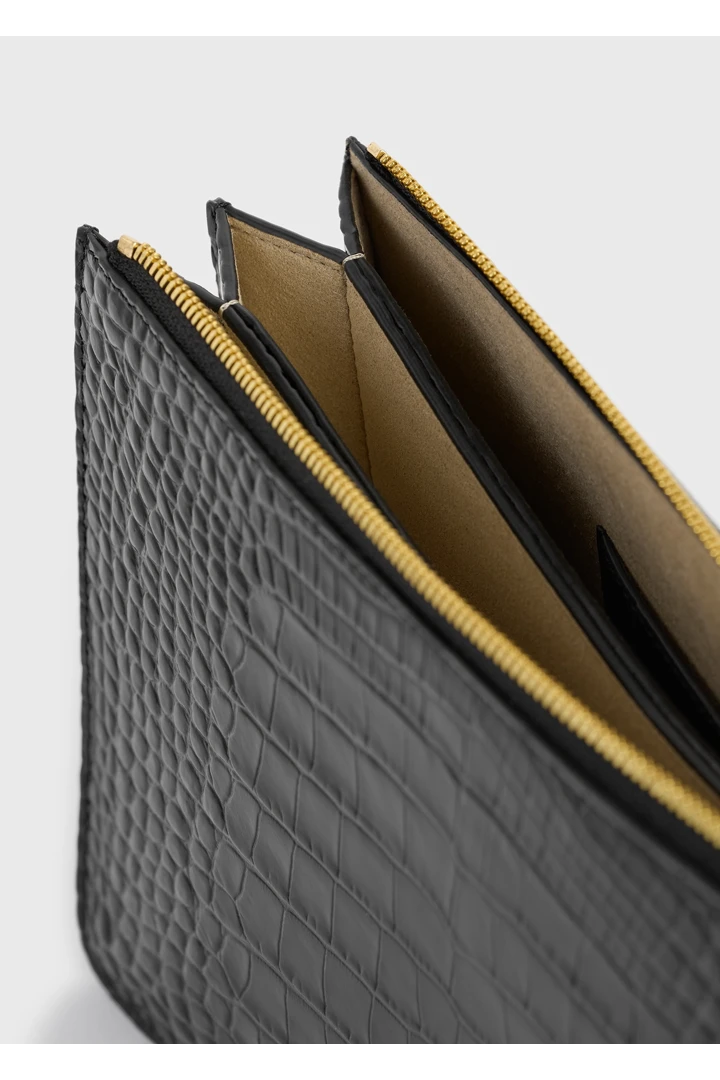 TOTEME 쓰리폴드 크로커 엠보스드 클러치 블랙의 블랙컬러 4번쨰 이미지입니다.