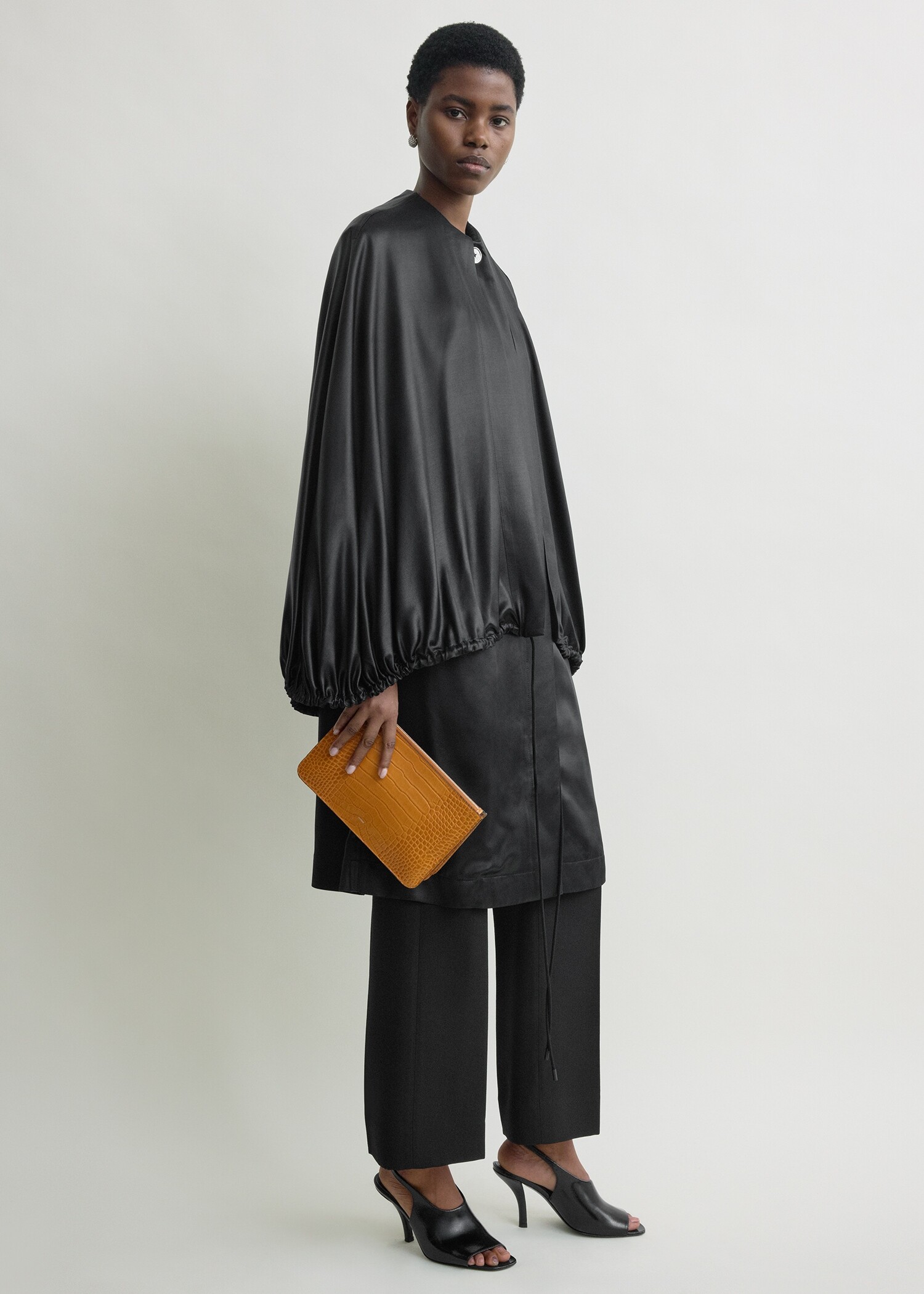 TOTEME 쓰리폴드 크로커 엠보스드 클러치 탠저린의 탠저린컬러 1번쨰 이미지입니다.