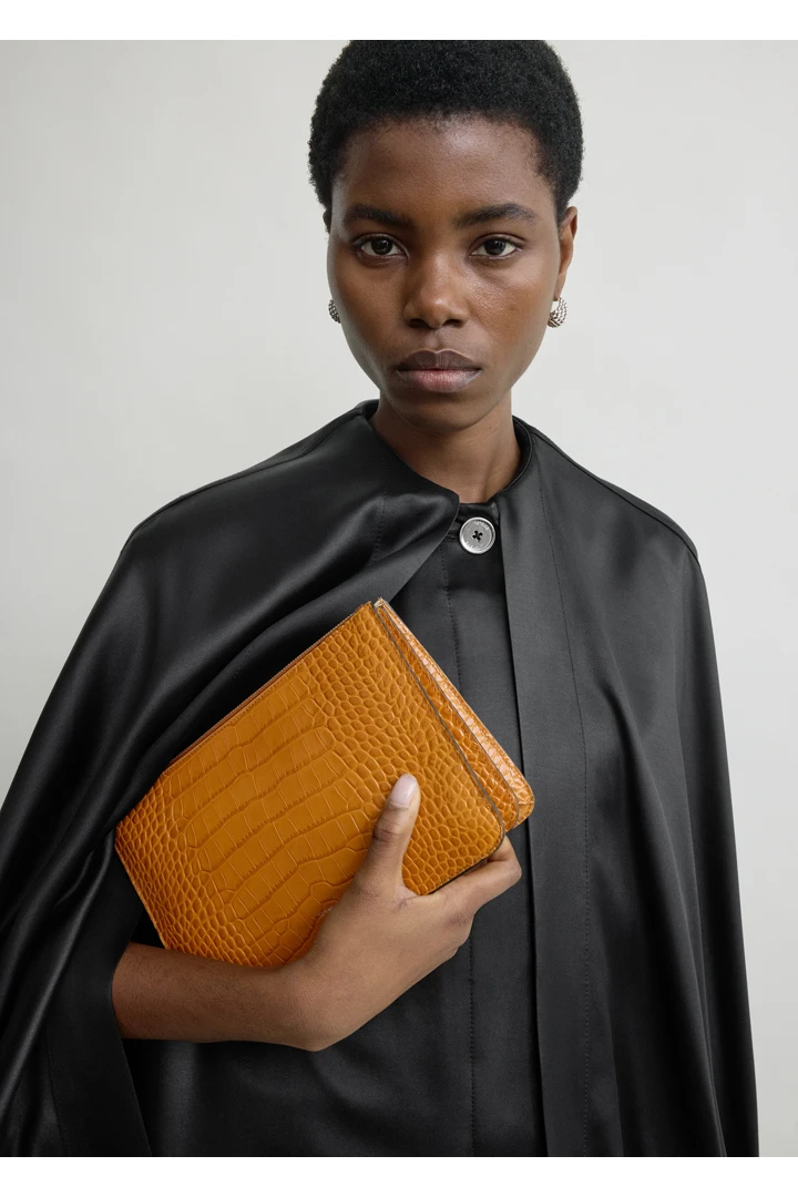 TOTEME 쓰리폴드 크로커 엠보스드 클러치 탠저린의 탠저린컬러 2번쨰 이미지입니다.