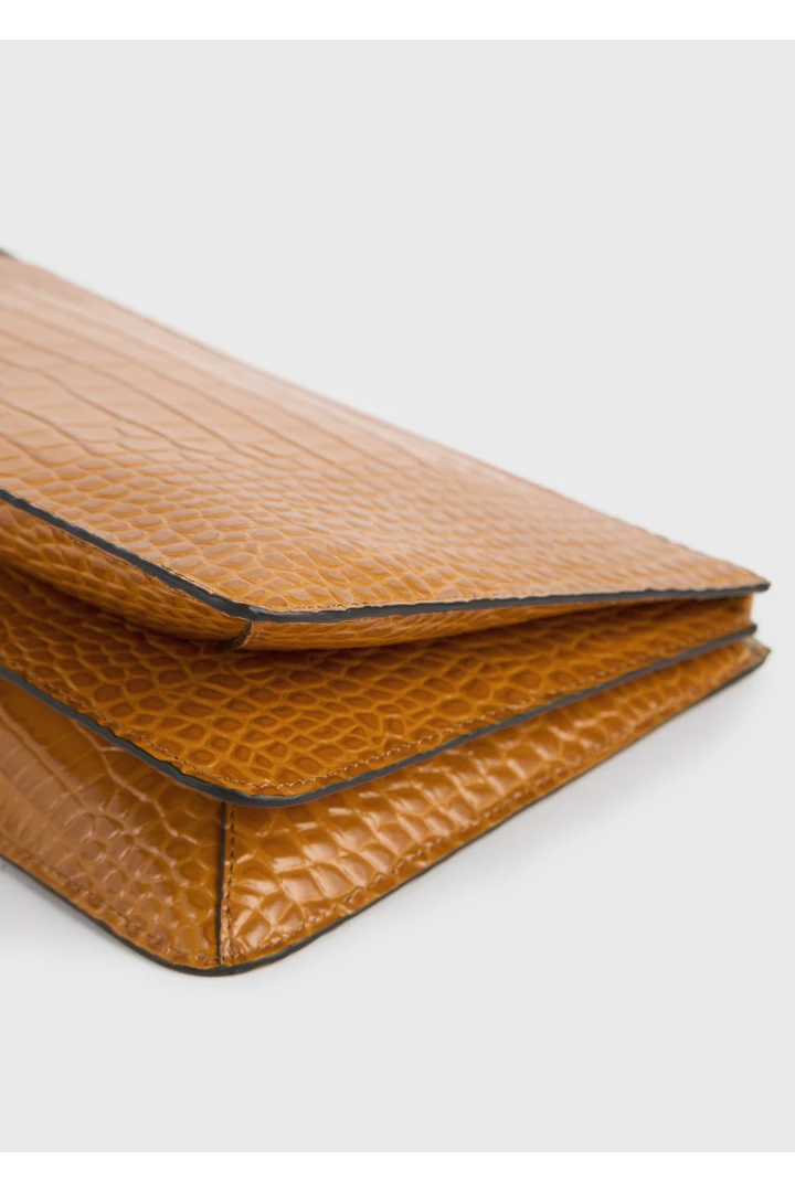 TOTEME 쓰리폴드 크로커 엠보스드 클러치 탠저린의 탠저린컬러 3번쨰 이미지입니다.