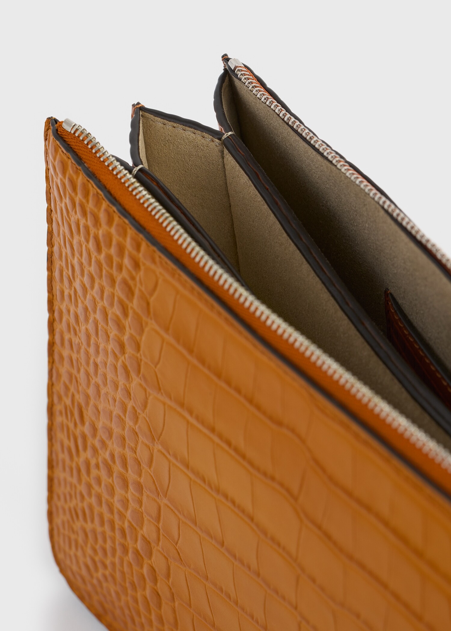 TOTEME 쓰리폴드 크로커 엠보스드 클러치 탠저린의 탠저린컬러 4번쨰 이미지입니다.