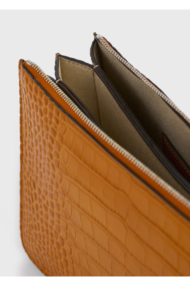 TOTEME 쓰리폴드 크로커 엠보스드 클러치 탠저린의 탠저린컬러 4번쨰 이미지입니다.