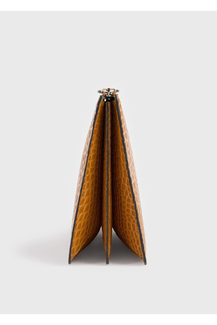 TOTEME 쓰리폴드 크로커 엠보스드 클러치 탠저린의 탠저린컬러 6번쨰 이미지입니다.