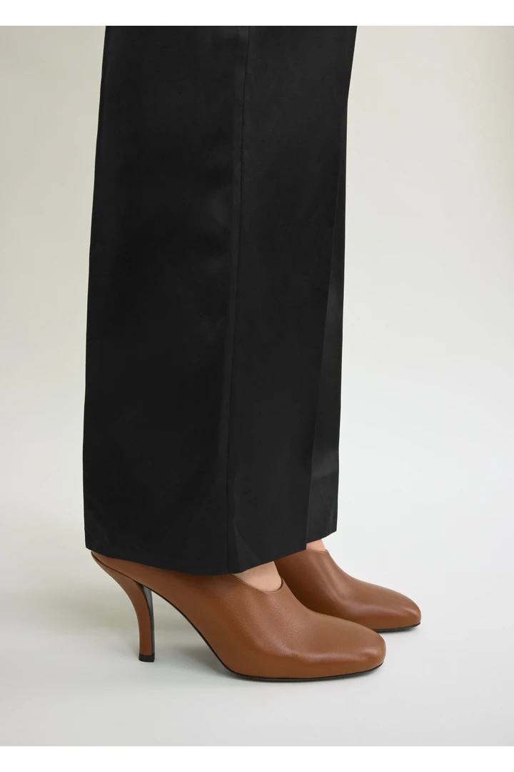 TOTEME 컨투어 나파 펌프스 시에나의 시에나컬러 0번쨰 이미지입니다.