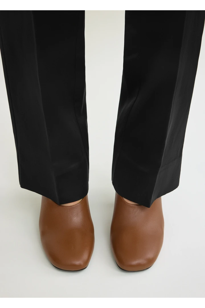 TOTEME 컨투어 나파 펌프스 시에나의 시에나컬러 1번쨰 이미지입니다.