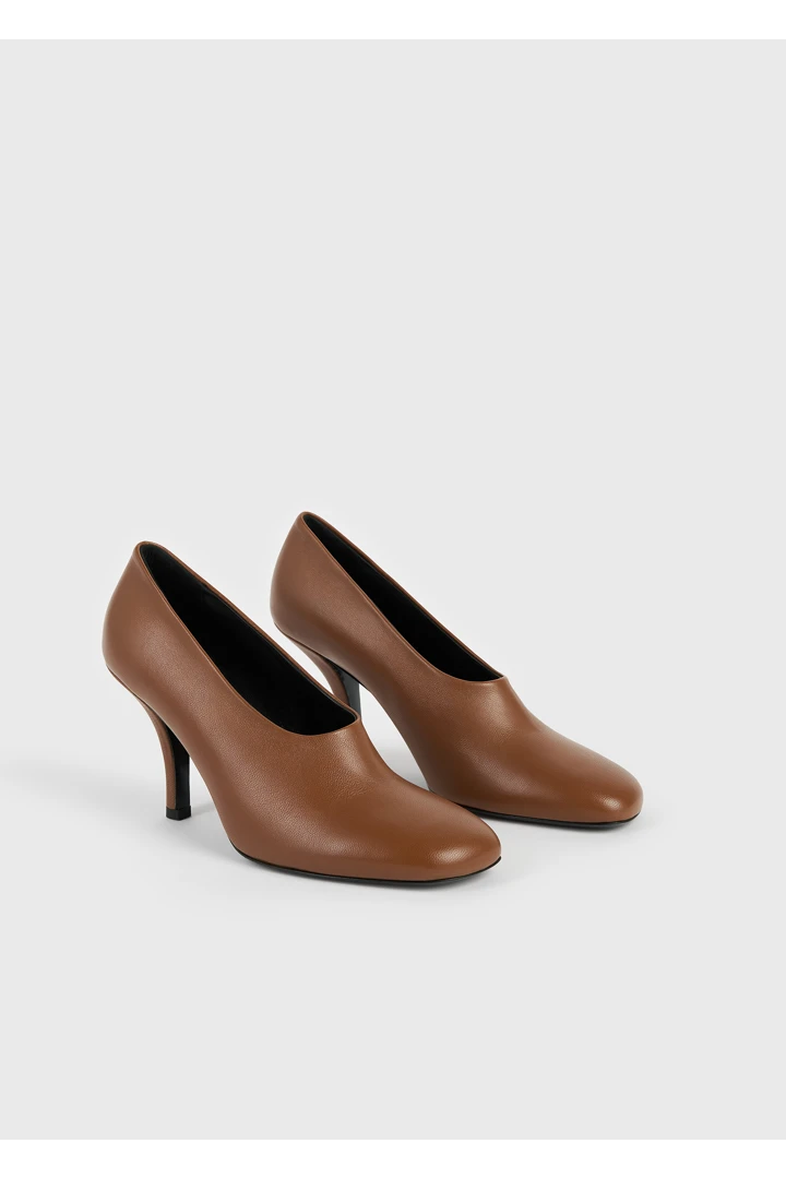 TOTEME 컨투어 나파 펌프스 시에나의 시에나컬러 2번쨰 이미지입니다.