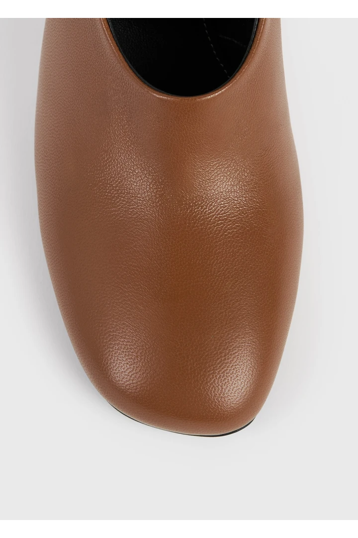 TOTEME 컨투어 나파 펌프스 시에나의 시에나컬러 3번쨰 이미지입니다.