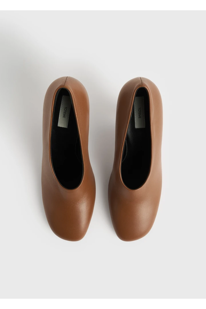 TOTEME 컨투어 나파 펌프스 시에나의 시에나컬러 5번쨰 이미지입니다.