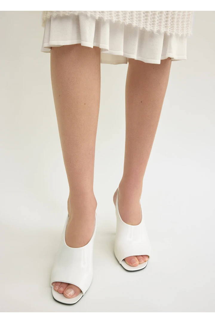 TOTEME 컨투어 나플락 슬링백 오프 화이트의 오프 화이트컬러 1번쨰 이미지입니다.