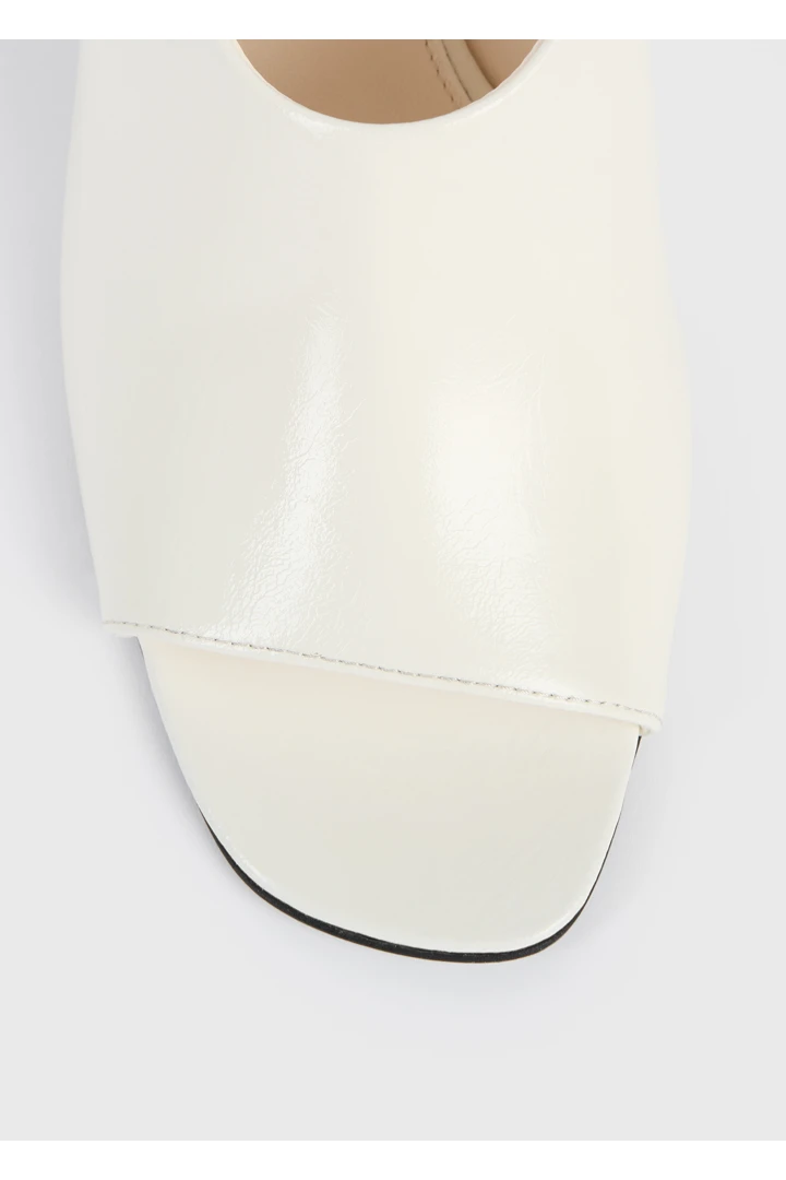 TOTEME 컨투어 나플락 슬링백 오프 화이트의 오프 화이트컬러 4번쨰 이미지입니다.