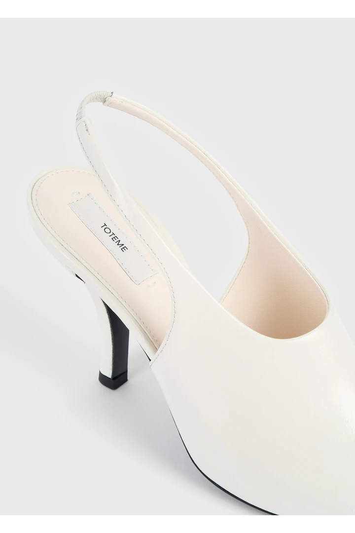 TOTEME 컨투어 나플락 슬링백 오프 화이트의 오프 화이트컬러 5번쨰 이미지입니다.