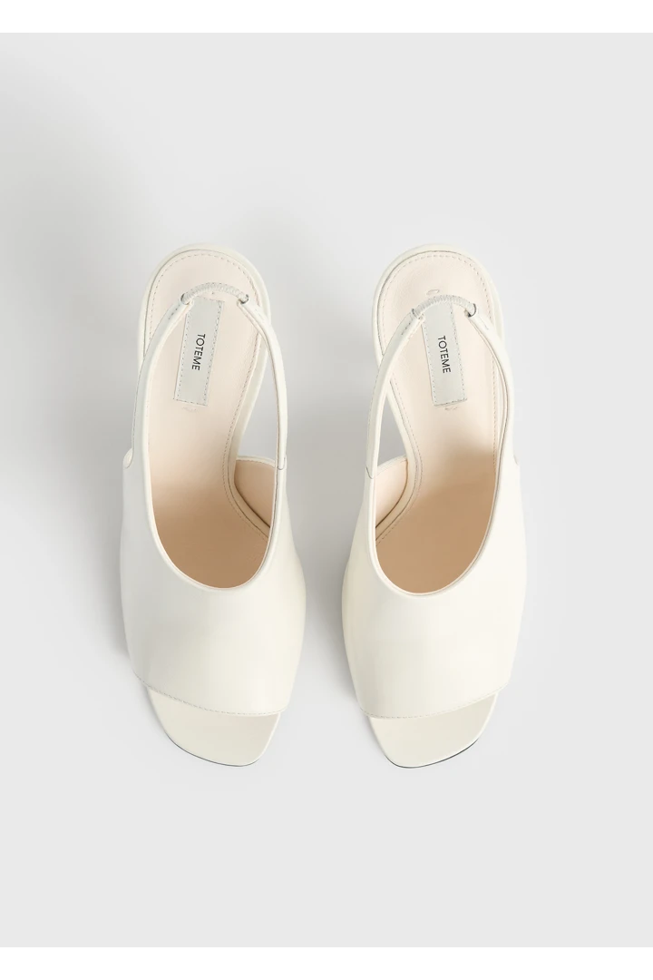 TOTEME 컨투어 나플락 슬링백 오프 화이트의 오프 화이트컬러 6번쨰 이미지입니다.