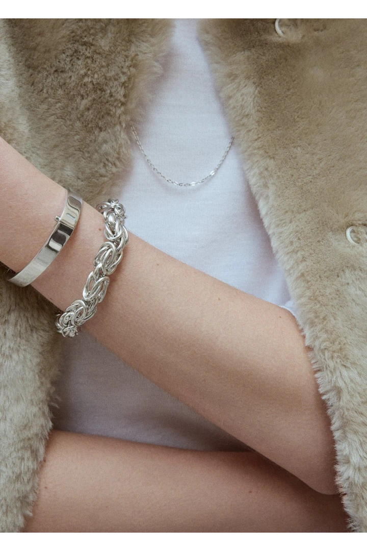 TOTEME 비잔틴 브레이슬릿 실버의 실버컬러 1번쨰 이미지입니다.