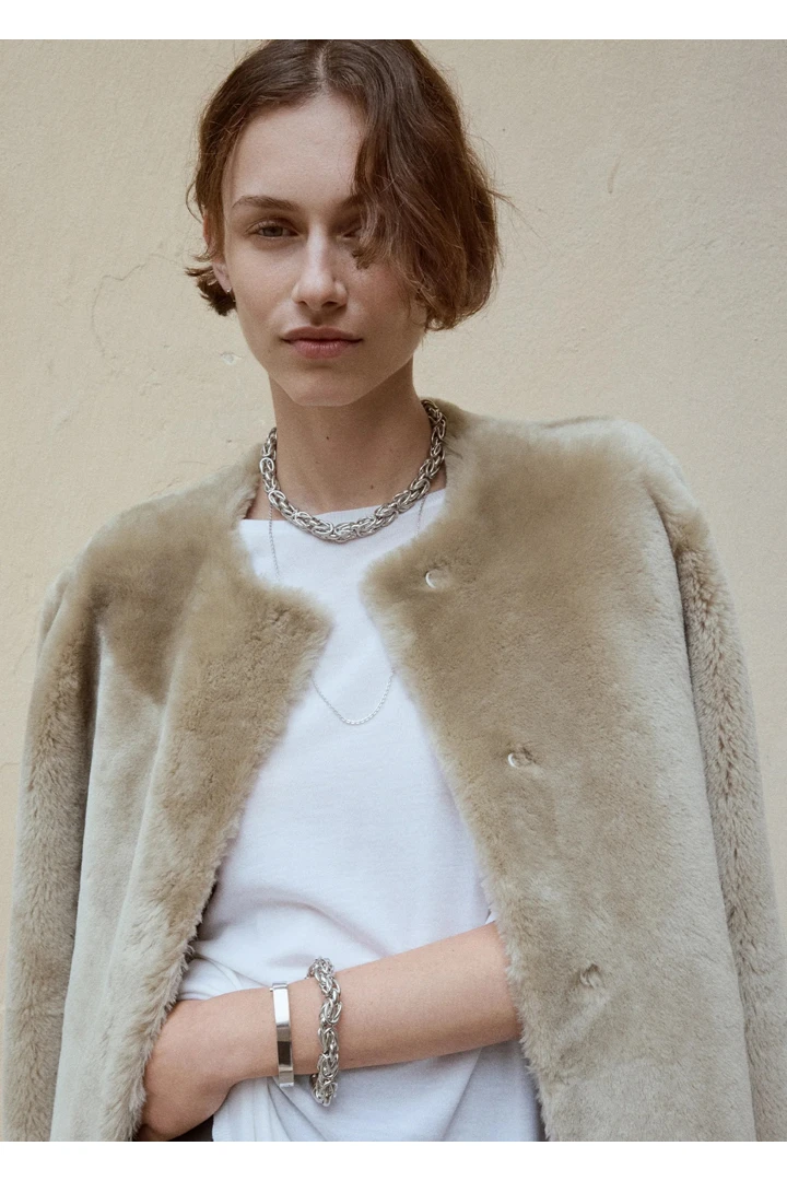 TOTEME 비잔틴 브레이슬릿 실버의 실버컬러 2번쨰 이미지입니다.