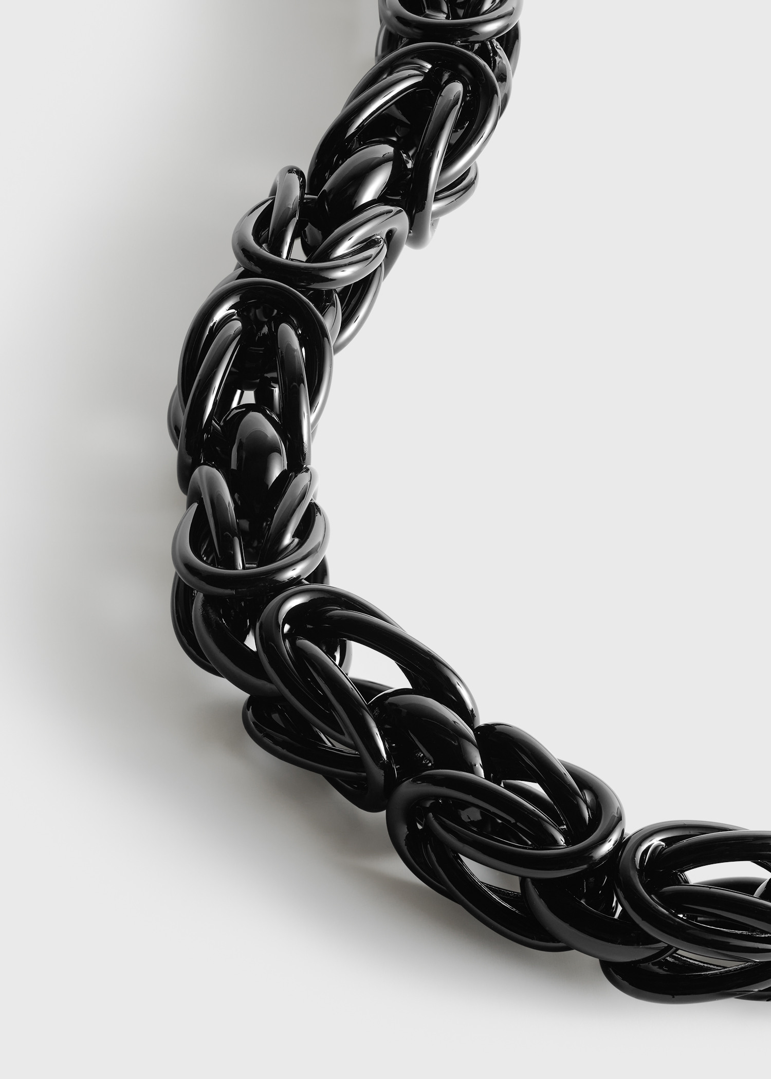 TOTEME 비잔틴 브레이슬릿 블랙/골드의 블랙/골드컬러 4번쨰 이미지입니다.