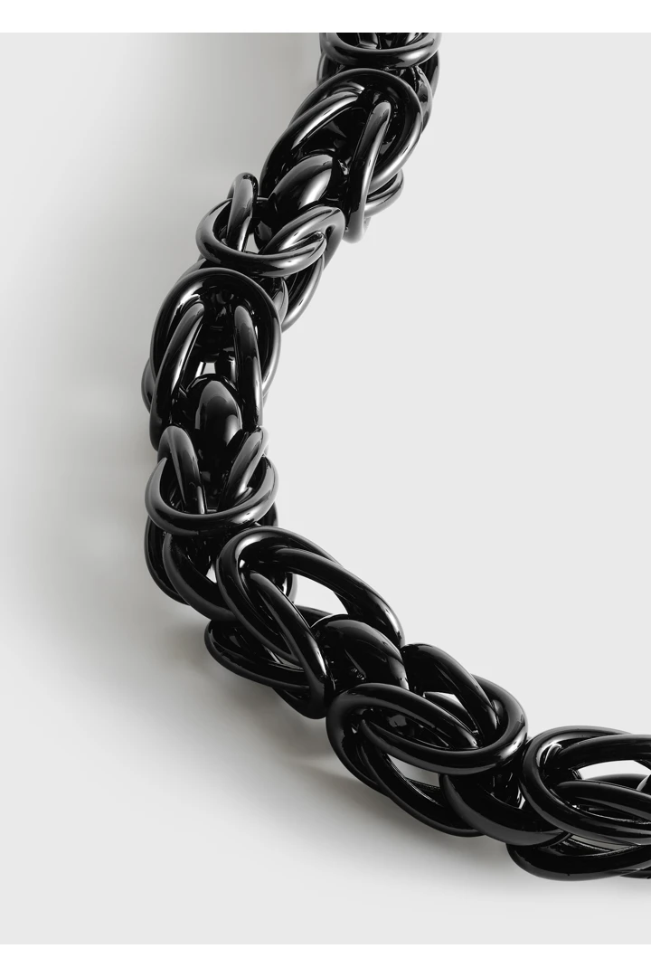 TOTEME 비잔틴 브레이슬릿 블랙/골드의 블랙/골드컬러 4번쨰 이미지입니다.