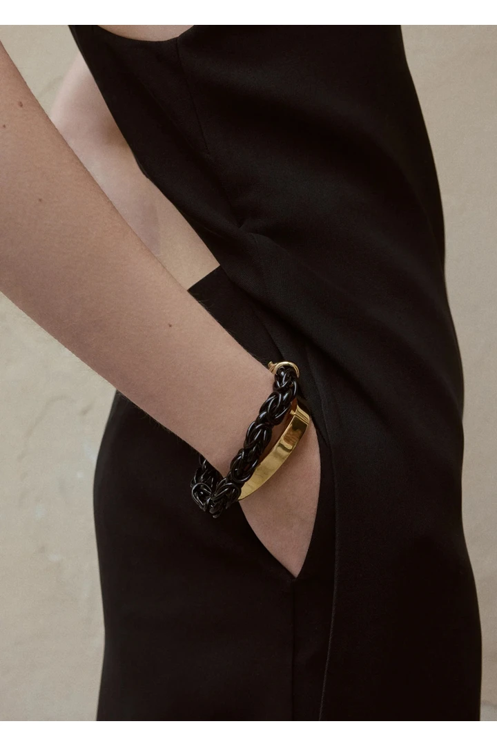 TOTEME 비잔틴 브레이슬릿 블랙/골드의 블랙/골드컬러 1번쨰 이미지입니다.