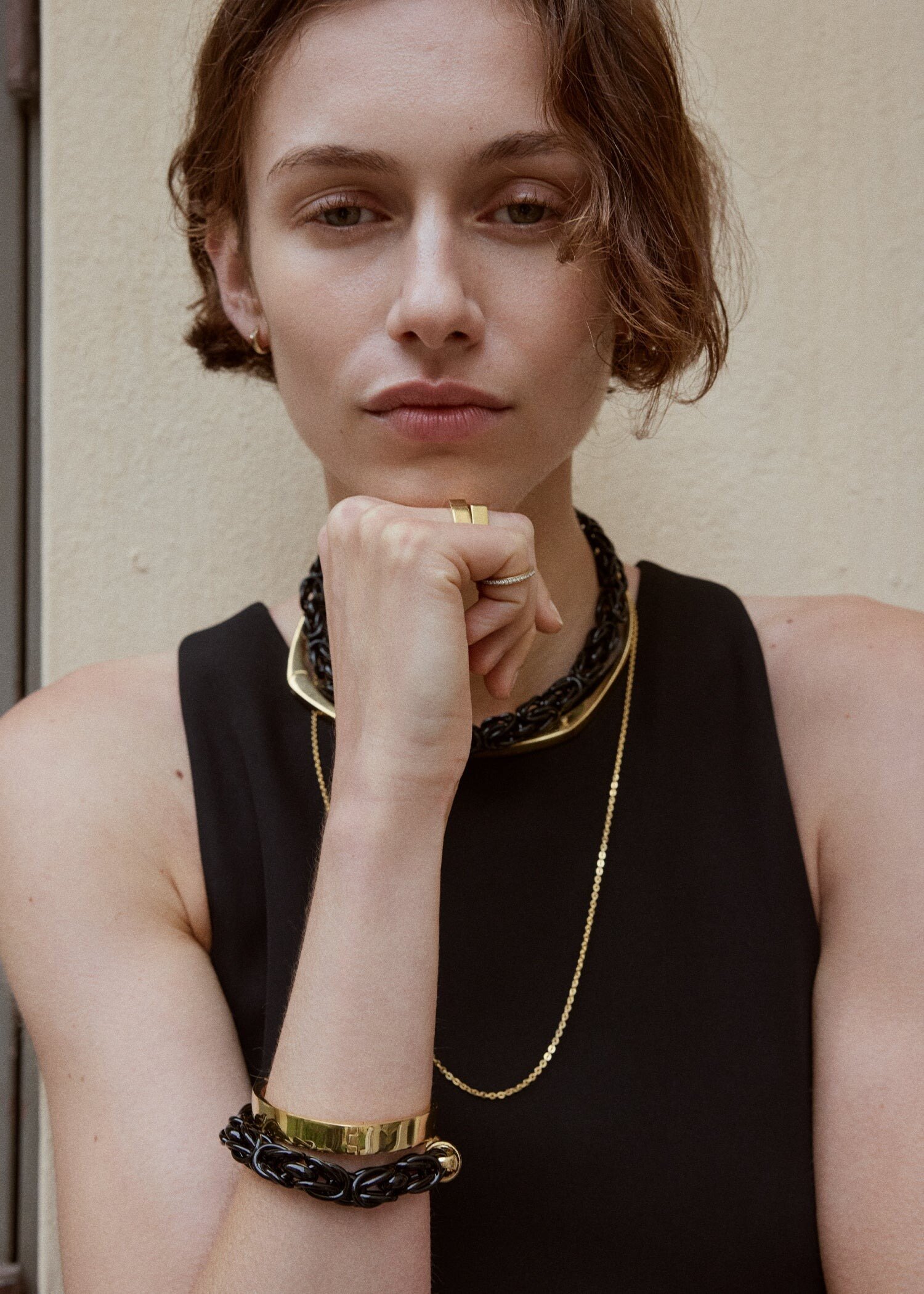 TOTEME 비잔틴 브레이슬릿 블랙/골드의 블랙/골드컬러 2번쨰 이미지입니다.