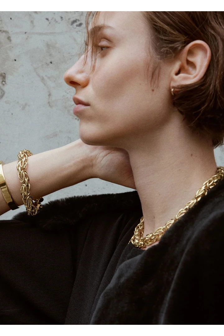 TOTEME 비잔틴 브레이슬릿 골드의 골드컬러 1번쨰 이미지입니다.