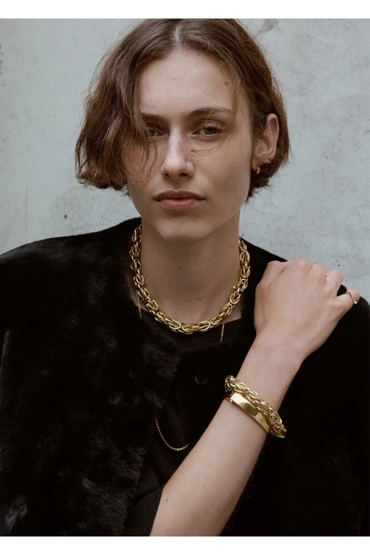 TOTEME 비잔틴 브레이슬릿 골드의 골드컬러 2번쨰 이미지입니다.