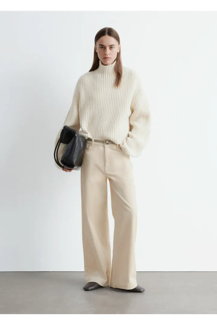 앤아더스토리즈 와이드 코듀로이 트라우저의 크림컬러 ECOMLook입니다.