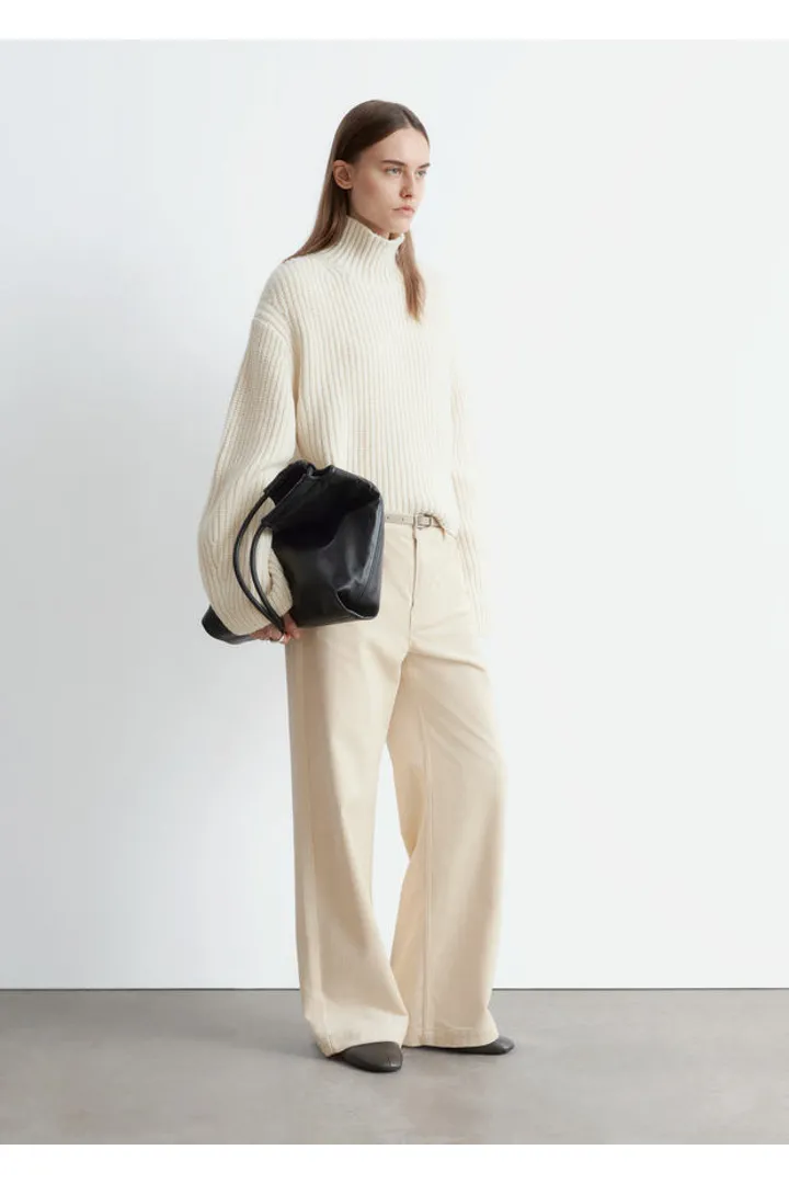 앤아더스토리즈 와이드 코듀로이 트라우저의 크림컬러 ECOMLook입니다.