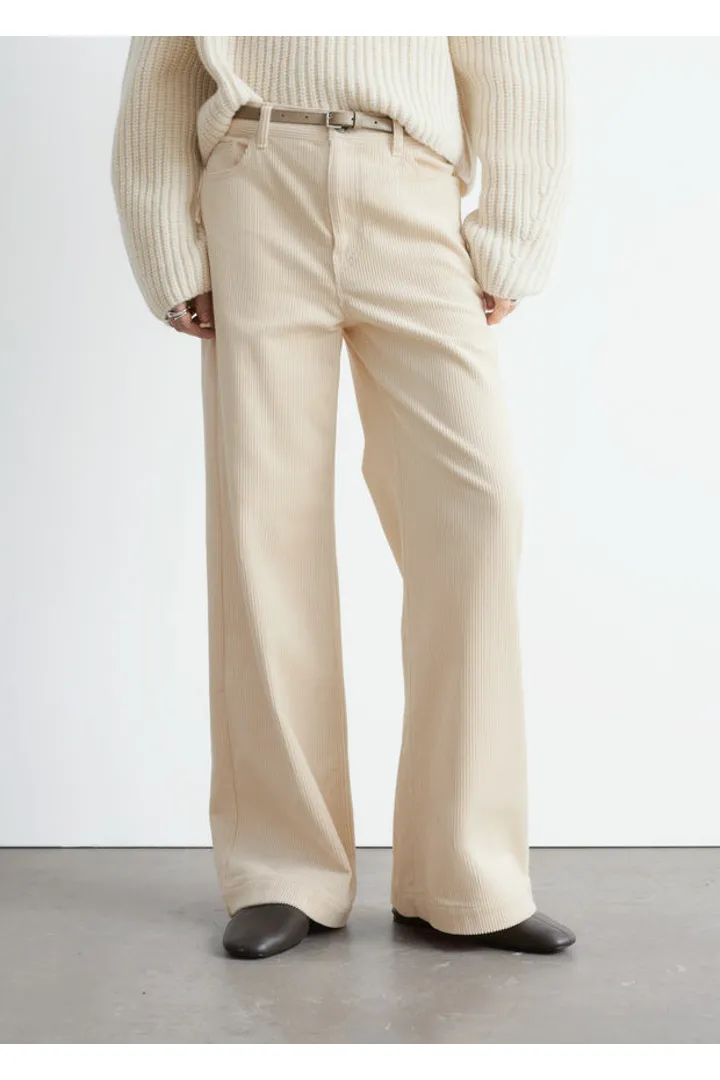 앤아더스토리즈 와이드 코듀로이 트라우저의 크림컬러 ECOMLook입니다.
